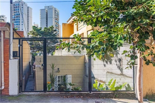 Imagem Casa com 171M², 2 quartos sendo 1 suíte, 3 banheiros, sala, quintal e 4 vagas de garagem. Casa ter...