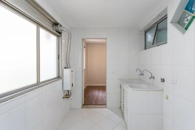 Imagem Apartamento 137M² Reformado, 3Q, 1 Suíte, 2 Banheiros, 1 Vaga, Sol da Manhã, Banheira, Academia, Salão de Festas, Área Verde, Armários.