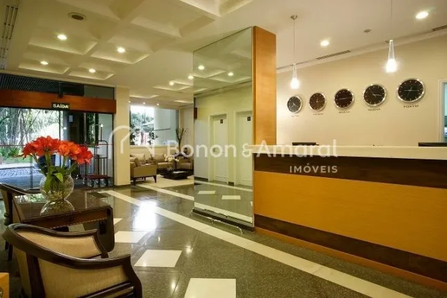 Imagem Com um dormitório e sala modificada para acomodar um confortável sofá-cama, este imóvel foi plan...