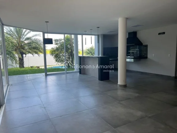 Imagem Linda casa de alto padrão, recém reformada! A residência possui living para vários ambientes, sa...