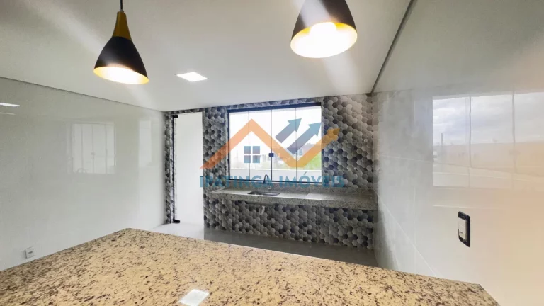 Imagem Casa Tríplex à venda no bairro Jardim Vitoria - Santana do Paraiso