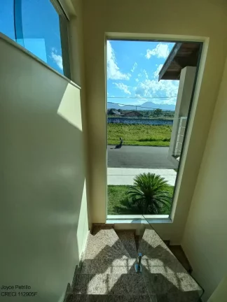 Imagem Casa de Alto Padrão à Venda em Condomínio Fechado na Cidade Litorânea de Peruíbe.