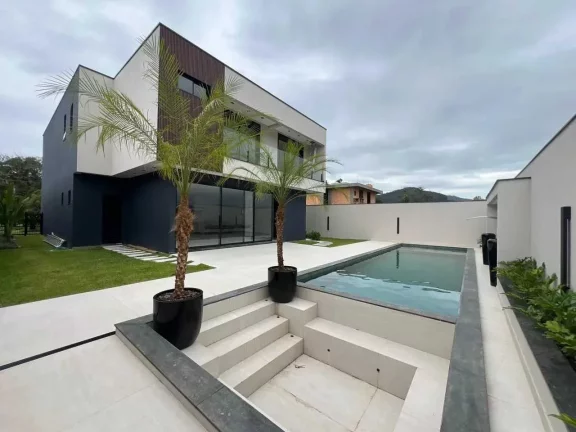 Imagem Casa nova no Condomínio Caledônia com 5 suítes e 4 vagas de garagem em Camboriú-SC