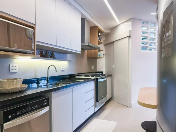 Imagem Luxuoso apartamento de 4 quartos na Riviera de São Lourenço Módulo 07: 4 suítes, 3 salas, 4 vagas de garagem e 241,13 m² de área.