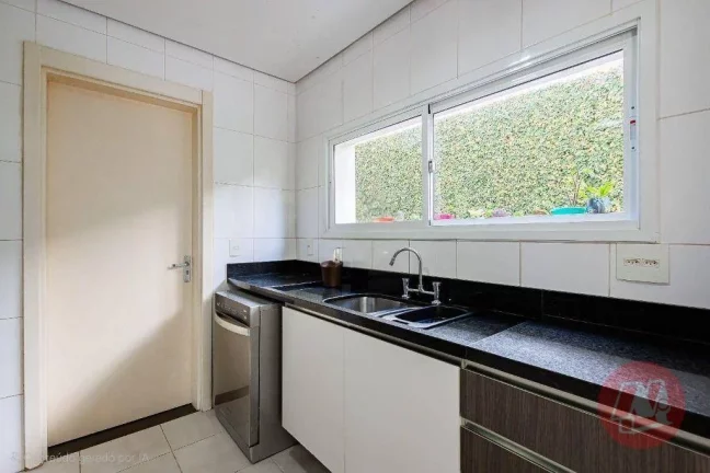 Imagem Casa de 310 m² com e suítes, 6 banheiros, 4 vagas, piscina e infraestrutura.