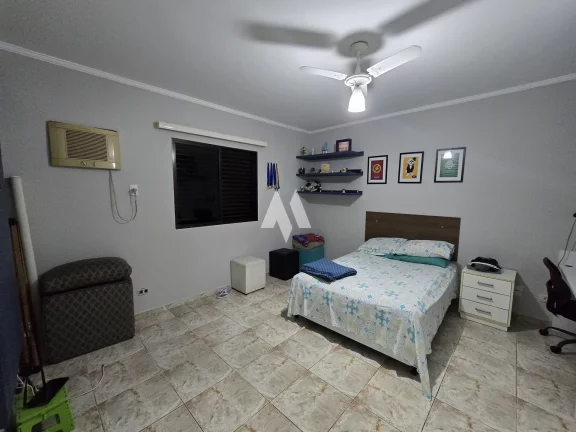 Imagem Oportunidade Única! Casa Sobreposta Baixa, Isolada, 3 Suítes e Localização Privilegiada!