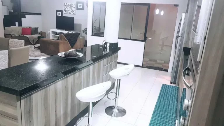 Imagem Casa com 4 dormitórios sendo 1 suíte e 3 vagas de garagem no Centro de Itajaí