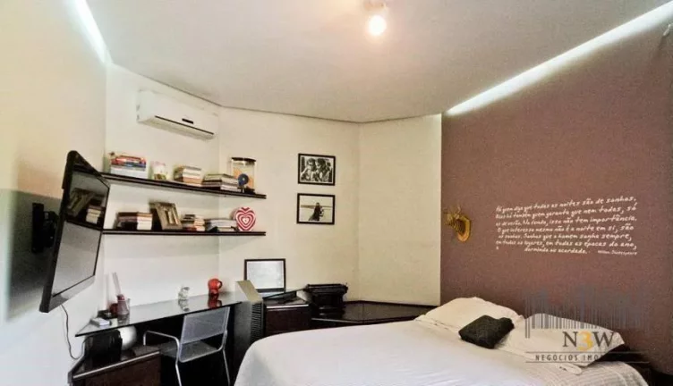 Imagem Casa à venda no City América São Paulo SP com 5 suítes, 8 banheiros e amplo quintal.