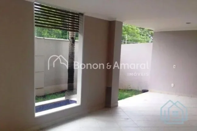 Imagem Casa ampla estilo sobrado com 375 m² de área construída, 4 quartos suítes, sendo 2 deles com hid...
