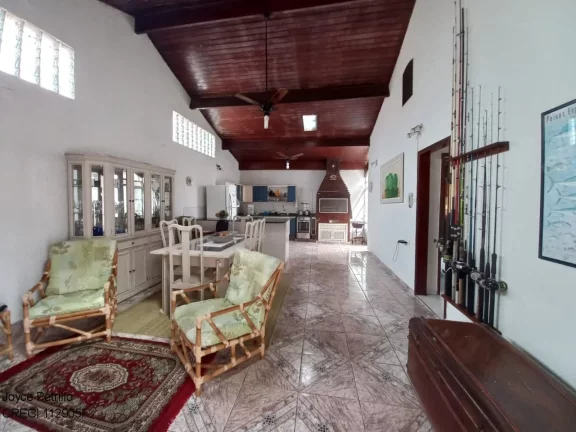 Imagem Casa com 4 Dormitórios e Piscina à Venda em Bairro Residencial de Peruíbe