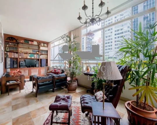 Imagem Excelente apartamento com 400m² em Higienópolis com piso de tacos, repleto de armários.