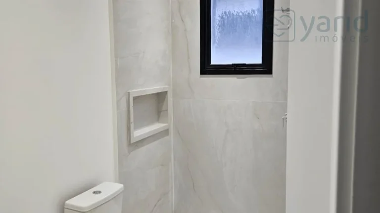 Imagem Imperdível! Sobrado de alto padrão em condomínio luxuoso no Ibi Aram 2, com 3 suítes, 4 vagas e 195m². Confira já!