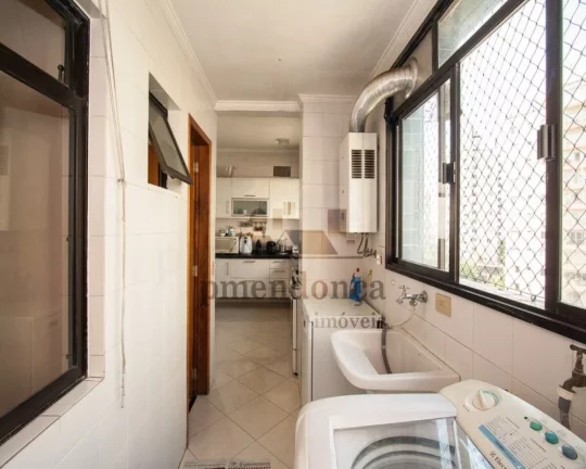 Imagem Imóvel possui living amplo para 3 ambientes, varanda integrada, lareira, lavabo, na área íntima s...