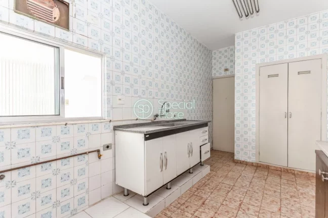 Imagem Apto amplo com pé direito alto e living rico em iluminação natural para 03 ambientes e lavabo. Po...