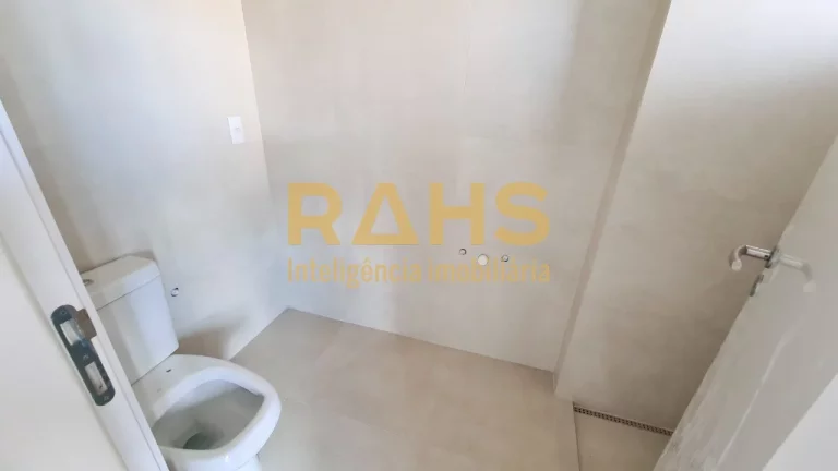 Imagem Amplo giardino no bairro América de Joinville! O Apartamento conta com 3 suítes, 2 salas, 5 banhei...