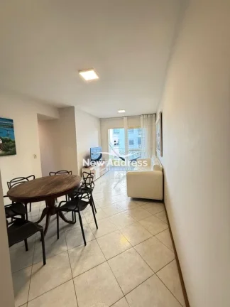 Imagem More em Itapuã: apartamento de 100 m² na 2ª quadra do mar, 3 quartos com suíte, varanda e vaga de garagem.
