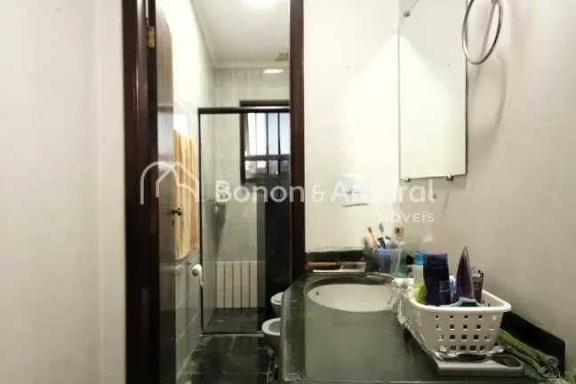Imagem Imóvel amplo à venda com 4 quartos, sendo 3 suítes, e 5 banheiros no total. Este imóvel está be...