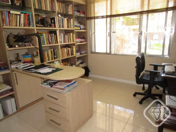 Imagem Residência ampla e charmosa no coração da Tristeza!

Brilhante Imóveis vende uma bela casa semi ...