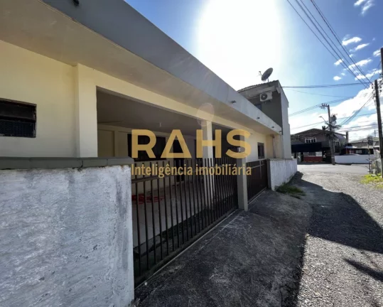 Imagem Para quem busca um bom investimento no bairro Iririu Sobrado possuindo na parte superior : 2 dormitÃ...