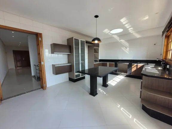 Imagem Sobrado Alto Padrao com 235m² 3 Dormitotorios com 5 Vagas de Gargens