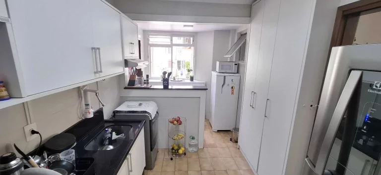 Imagem Apartamento mobiliado com 3 dormitórios sendo 1 suíte e 1 vaga de garagem em Florianópolis