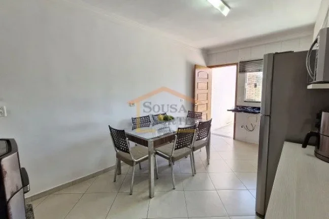 Imagem Sobrado residencial com 92m². O imóvel possui sala bem iluminada, cozinha com armários planejados...