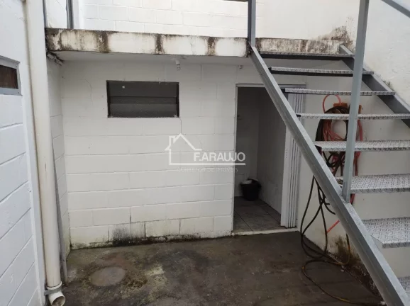 Imagem Com um amplo espaço interno, barracão oferece inúmeras possibilidades de layout e adaptação, permitindo a personalização de acordo c/ as necessidades