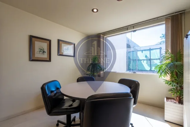Imagem Casa Comercial à Venda na Vila Olímpia: 2 Salas, 3 Banheiros e 2 Vagas de Garagem - São Paulo, SP