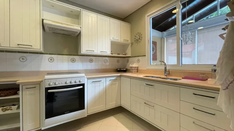 Imagem Casa de Luxo à Venda em Riviera de São Lourenço Módulo 30: 4 quartos, 1 suíte, 2 salas, 4 vagas, 220m² de área. Aproveite!