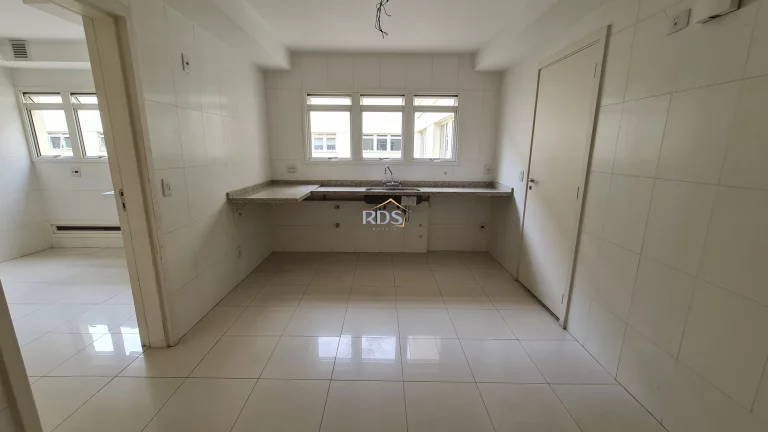 Imagem Vende apartamento cobertura no contrapiso de 510m², com 4 suítes, 5 vagas, depósito e piscina privativa