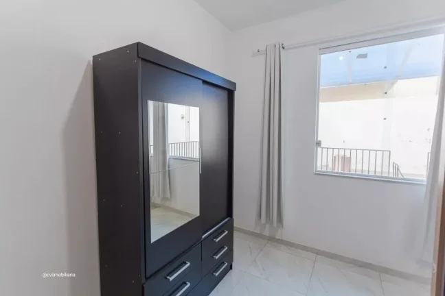 Imagem Com aproximadamente 180 m² de área construída, o imóvel conta com 4 quartos, sendo 1 suíte, ofe...