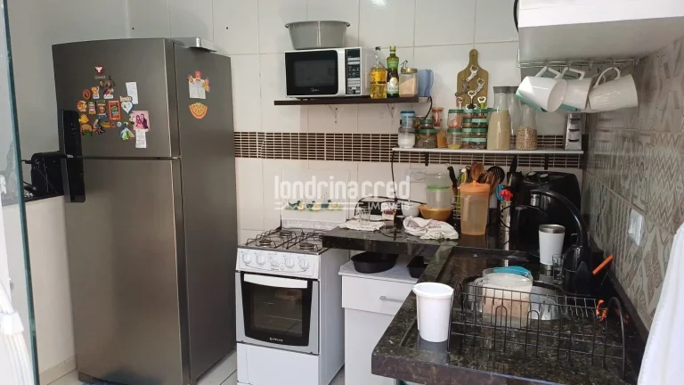 Imagem Casa com laje, 2 quartos (1 suíte com banheira), sala, copa e cozinha conjugadas, garagem para 2 carros, churrasqueira, portão eletrônico e ótima localização