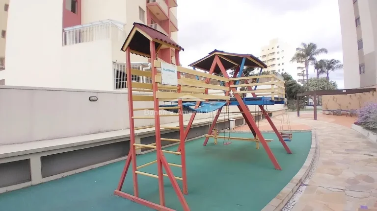 Imagem Apartamento com três quartos, incluindo uma suíte com elegantes armários embutidos. Uma ampla sal...