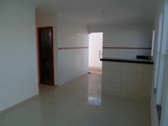 Imagem Casa Linear composta por: 2 quartos, sendo 01 suite, Sala de estar e jantar, Banheiro Social, Cozinha Americana, área de serviço, vaga de garagem; ár