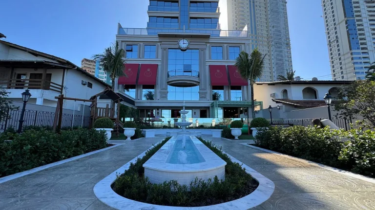 Imagem Apartamento com 4 dormitórios à venda sendo 4 suítes, 185.7 m² por - R$ 9.588.000,00 - Canto da Praia - Itapema/SC