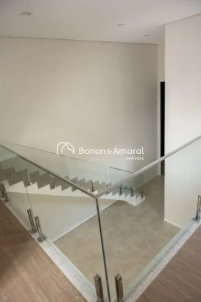 Imagem Sobrado em condomínio com 235m² de área construída.
São 3 dormitórios, sendo 3 suítes amplas ...