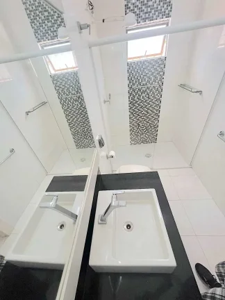 Imagem Casa com 2 dormitórios sendo 2 suítes e 3 vagas de garagem em Balneário Camboriú/SC