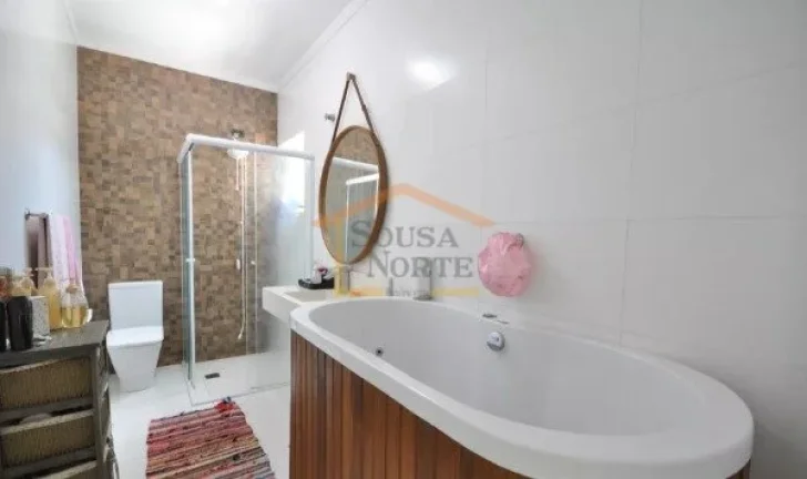 Imagem Sobrado com 250 m². O imóvel possui 3 dormitórios, sendo 3 suítes, totalizando 5 banheiros, alé...