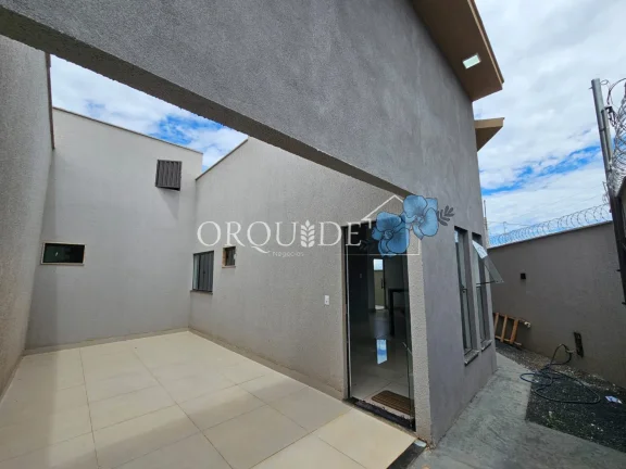 Imagem Imperdível! Casa à venda em Rio Verde-GO, no Residencial Parque dos Ipês, com 2 quartos, 1 suíte, 1 banheiro e 2 vagas de garagem.