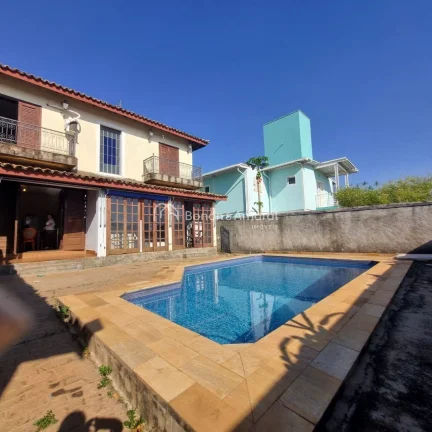 Imagem Encantadora casa em estilo colonial, do tipo sobrado, que une conforto, espaço e charme em cada det...