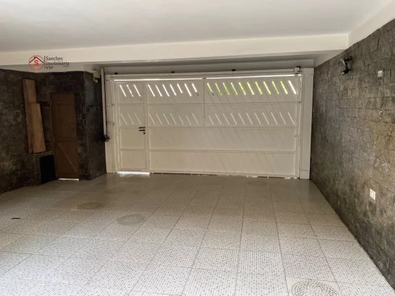 Imagem Excelente sobrado, 220 metros, 3 dormitórios, 3 vagas cobertas, portão automático, quintal com churrasqueira, rua larga e tranquila.