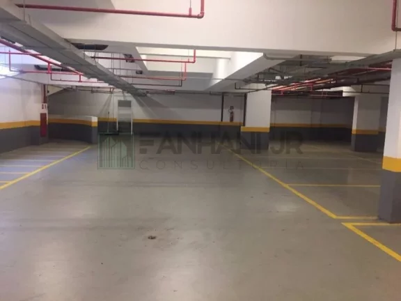 Imagem Venha se encantar com este imóvel de alto padrão, perfeito para sua empresa! Com uma fachada revestida em vidro sobre estrutura metálica, este prédio