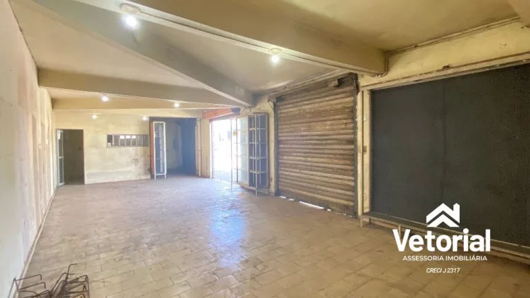 Imagem Ponto Comercial no Centro de Barreiras, formato retangular, frente ampla, 04 vagas de garagem frontal, 02 banheiros, depósito.