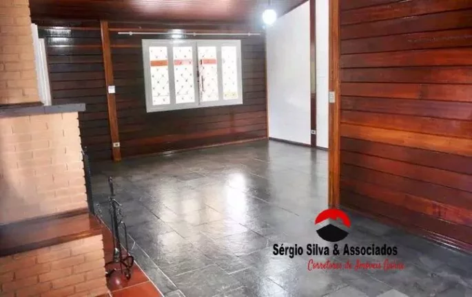 Imagem Casa a venda com 03 quartos no Alto do Boa Vista em Campos do Jordão.