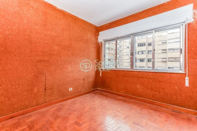 Imagem Apto amplo com pé direito alto e living rico em iluminação natural para 03 ambientes e lavabo. Po...