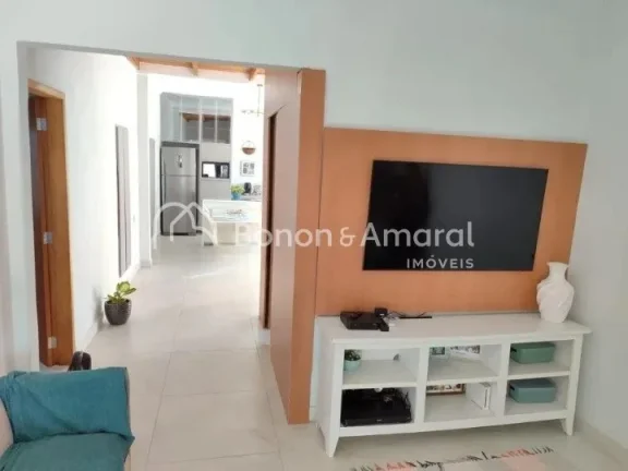 Imagem Casa à venda com 3 dormitórios, ampla sala de estar, cozinha, 2 banheiros (sendo 1 de empregada), ...