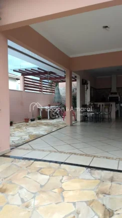 Imagem Em uma localização privilegiada, no Condomínio Vivenda das Cerejeiras em Valinhos, esta casa ofer...