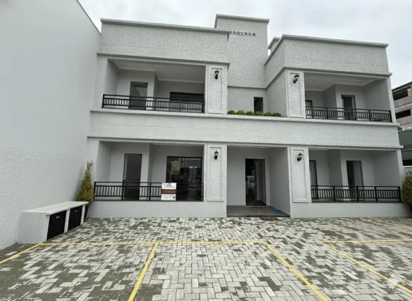 Imagem 02 Suítes, térreo com excelente padrão de acabamento e perto da Praia, esse apartamento em Gravatá, Navegantes. Adriano Carpes Imóveis Vende