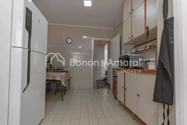 Imagem Lindo apartamento, amplo, silencioso e bem iluminado, com área de 88 m². O imóvel possui sala par...
