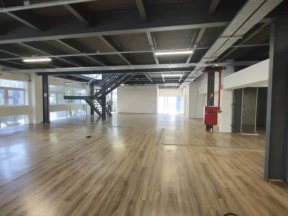 Imagem Salão Comercial 902m² com Escritório, 6 Banheiros e Vagas - Alto Potencial